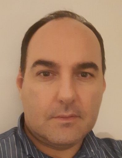 Vyras mėlynais dryžuotais marškiniais.