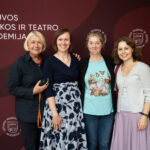 Keturių moterų portretas ant tamsiai raudono fono su baltu užrašu "Lietuvos muzikos ir teatro akademija" ir logotipais.