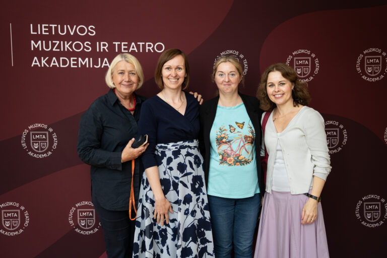 Keturių moterų portretas ant tamsiai raudono fono su baltu užrašu "Lietuvos muzikos ir teatro akademija" ir logotipais.