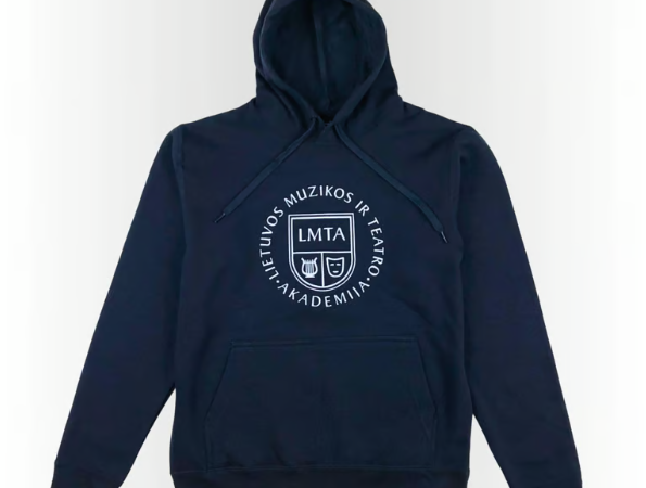 Tamsiai mėlynas džemperis su gobtuvu, ant kurio yra baltas apskritas logotipas su užrašais "Lietuvos muzikos ir teatro akademija" ir "LMTA" bei muzikos simboliais.