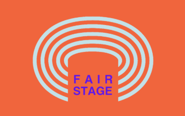 Apvalios, šviesiai mėlynos linijos oranžiniame fone, sudarančios scenos ir auditorijos įspūdį. Centre, po arkomis, parašyta "FAIR STAGE" mėlynais raidėmis.