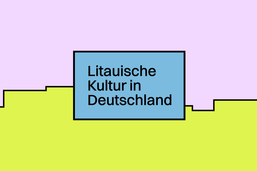 Šviesiai mėlyname stačiakampyje, pilkšvame fone, yra užrašas "Litauische Kultur in Deutschland".