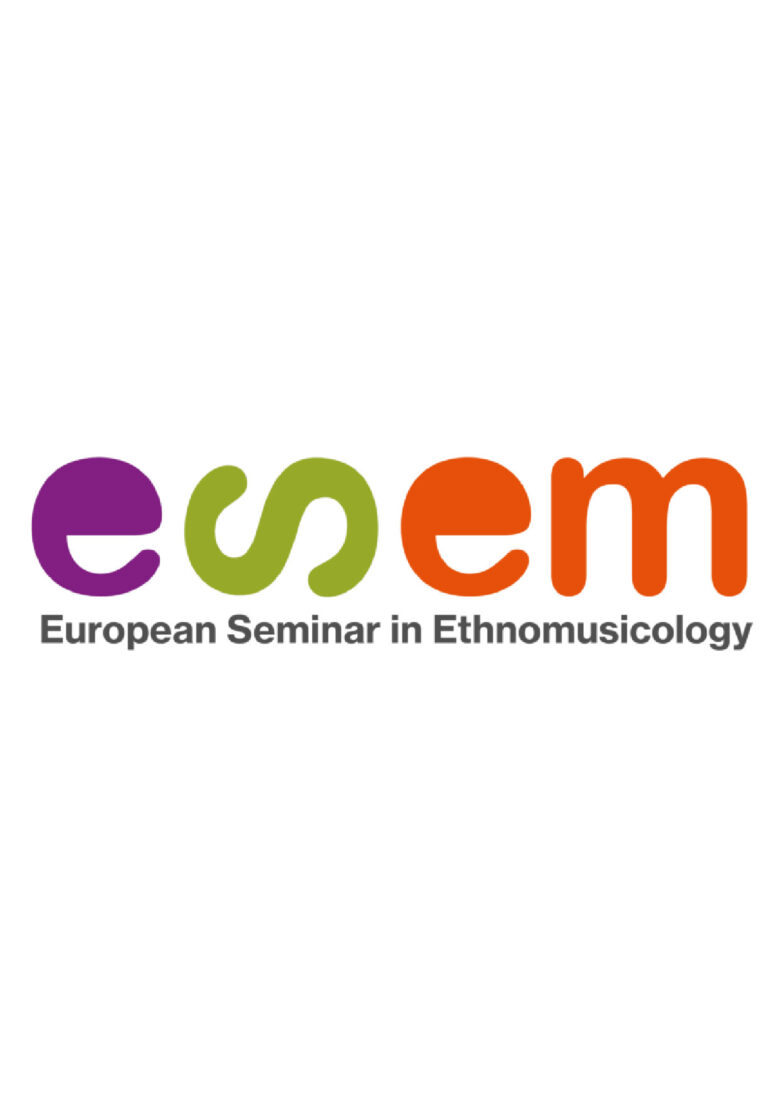 ESSEM logotipas – Europos etnomuzikologijos seminaras, užrašytas ryškiomis violetine, žalia ir oranžine spalvomis, su pilku pavadinimu apačioje.