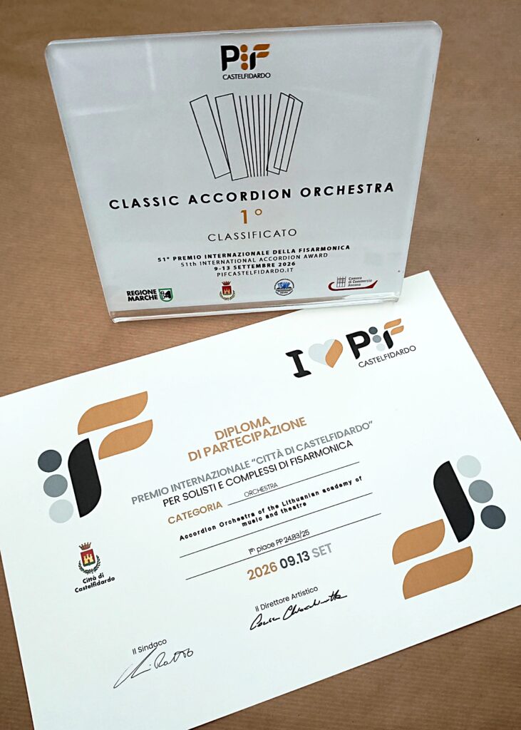 Apdovanojimų nuotrauka: skaidrus stiklinis prizas su užrašu „Classic Accordion Orchestra 1° Classificato – 51° Premio Internazionale della Fisarmonica, 9–13 Settembre 2026, Castelfidardo" ir po juo gulintis dalyvavimo diplomas, išduotas Lietuvos muzikos ir teatro akademijos akordeonų orkestrui už pirmąją vietą orkestro kategorijoje.